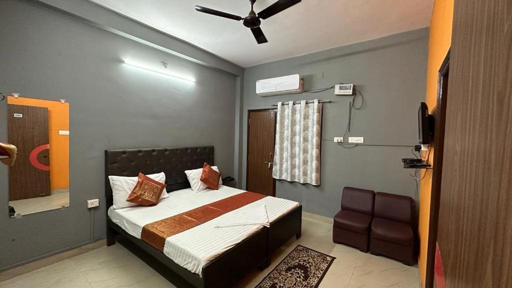 Hotel Aparajita Varanasi Exterior photo
