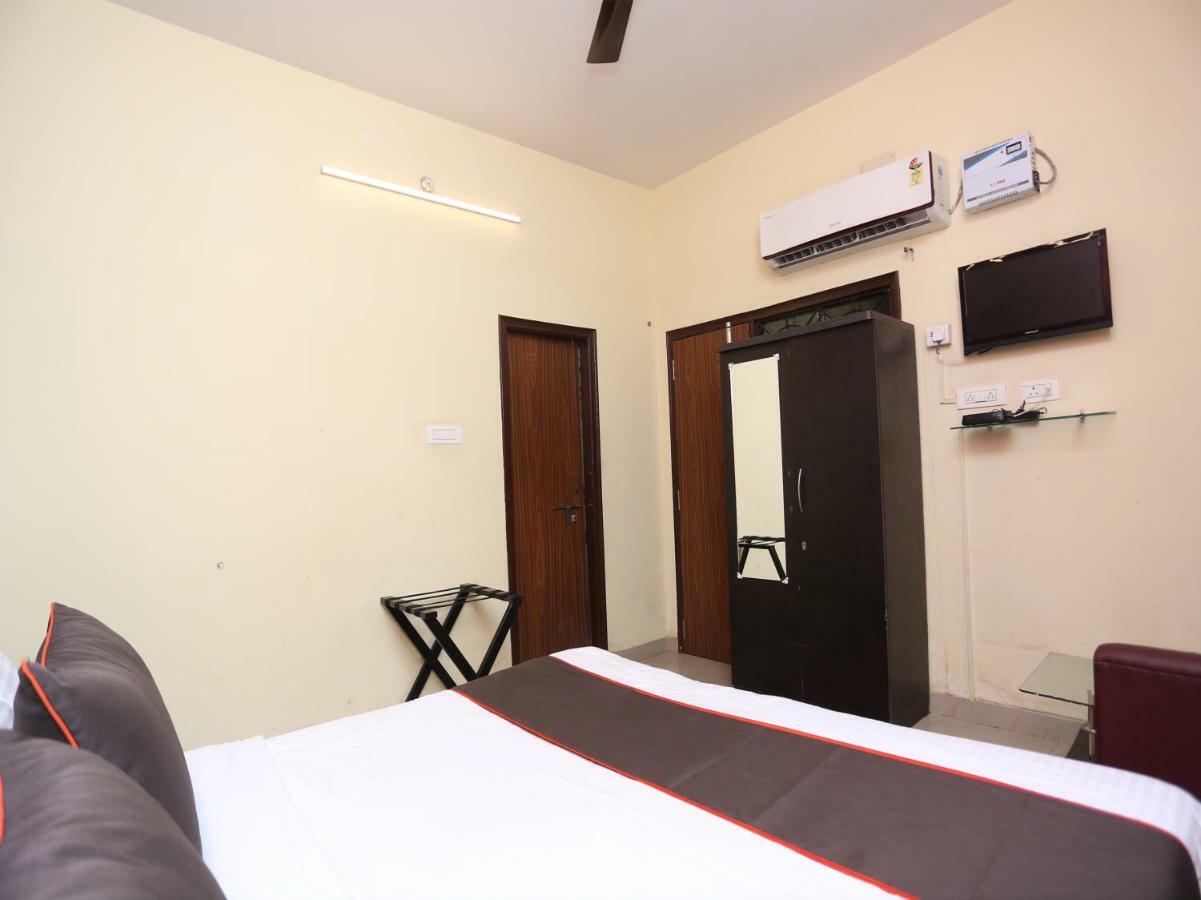 Hotel Aparajita Varanasi Exterior photo