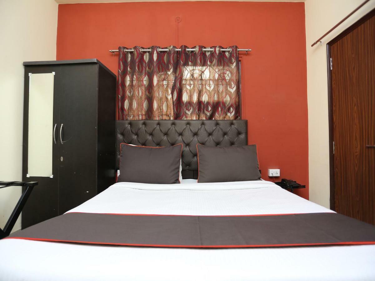 Hotel Aparajita Varanasi Exterior photo